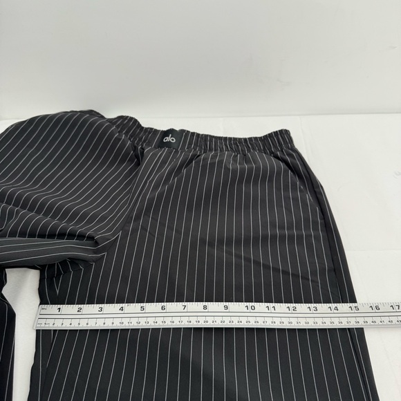 Alo Yoga Pinstripe Daylight Boxer Pant Size L Black/titanium - Picture 11 of 14